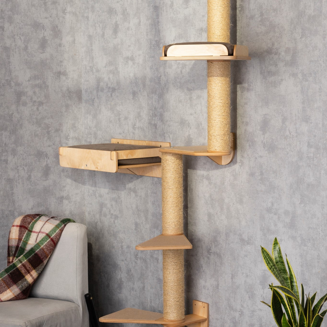 Luxurious Cat Tree & Cat Bed with Integrated Shelves - A Comfy Spot for Rest and Play