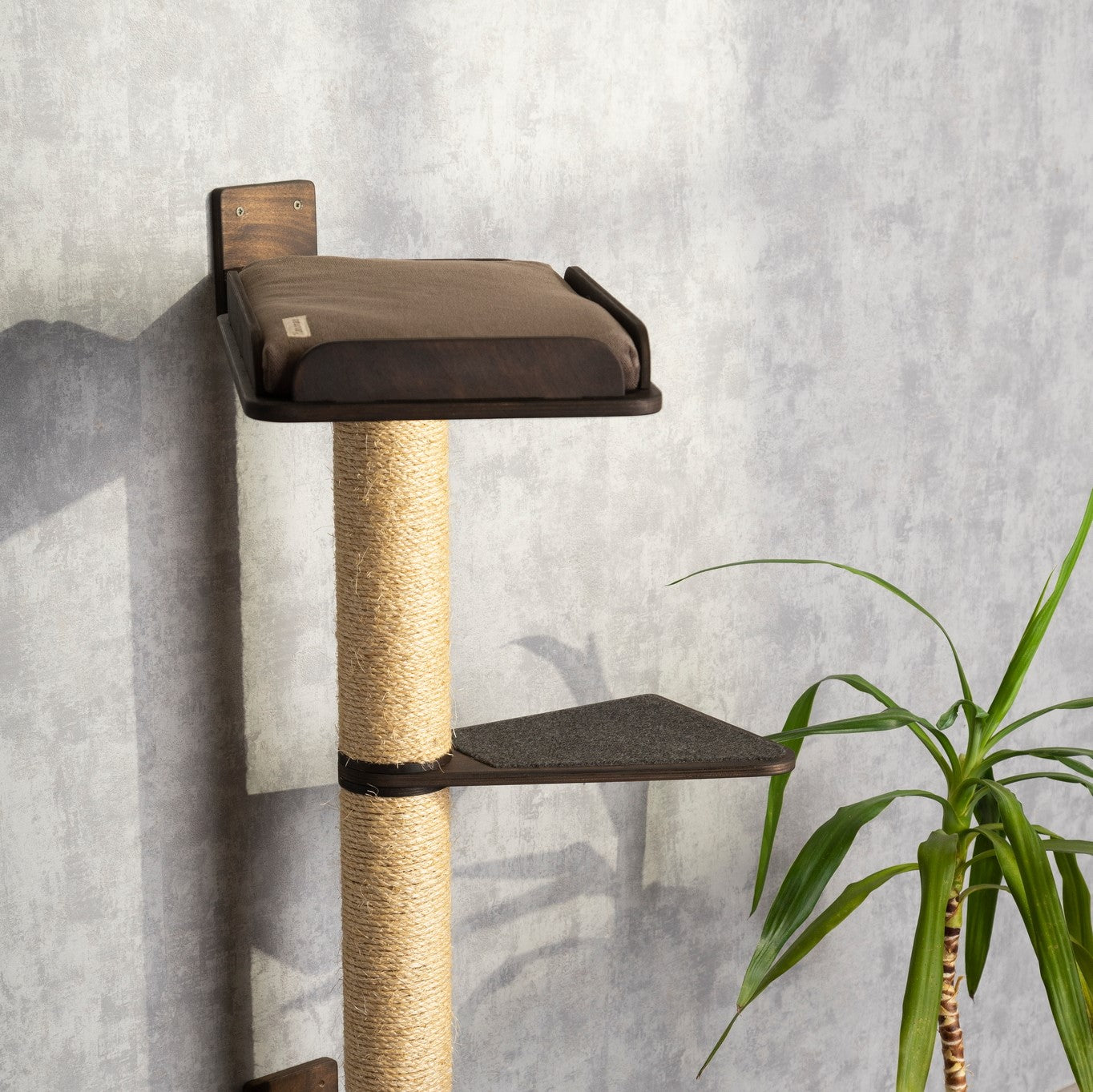 Stylish Cat Tree with Built-in Cozy Bed - A Space-Saving Solution for Your Feline Friend