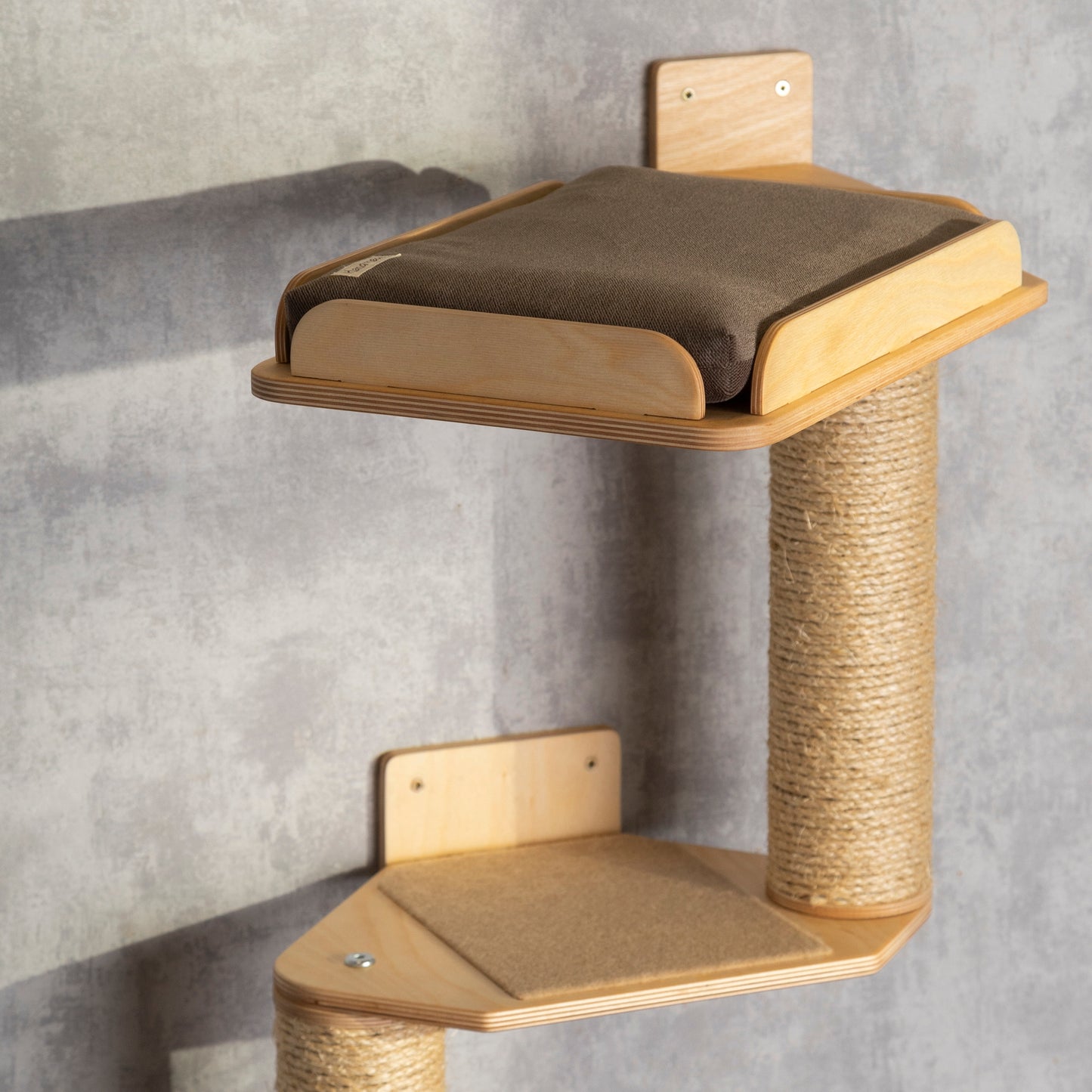 Stylish Cat Tree & Cat Shelves with Built-in Cozy Bed - A Space-Saving Solution for Your Feline Friend