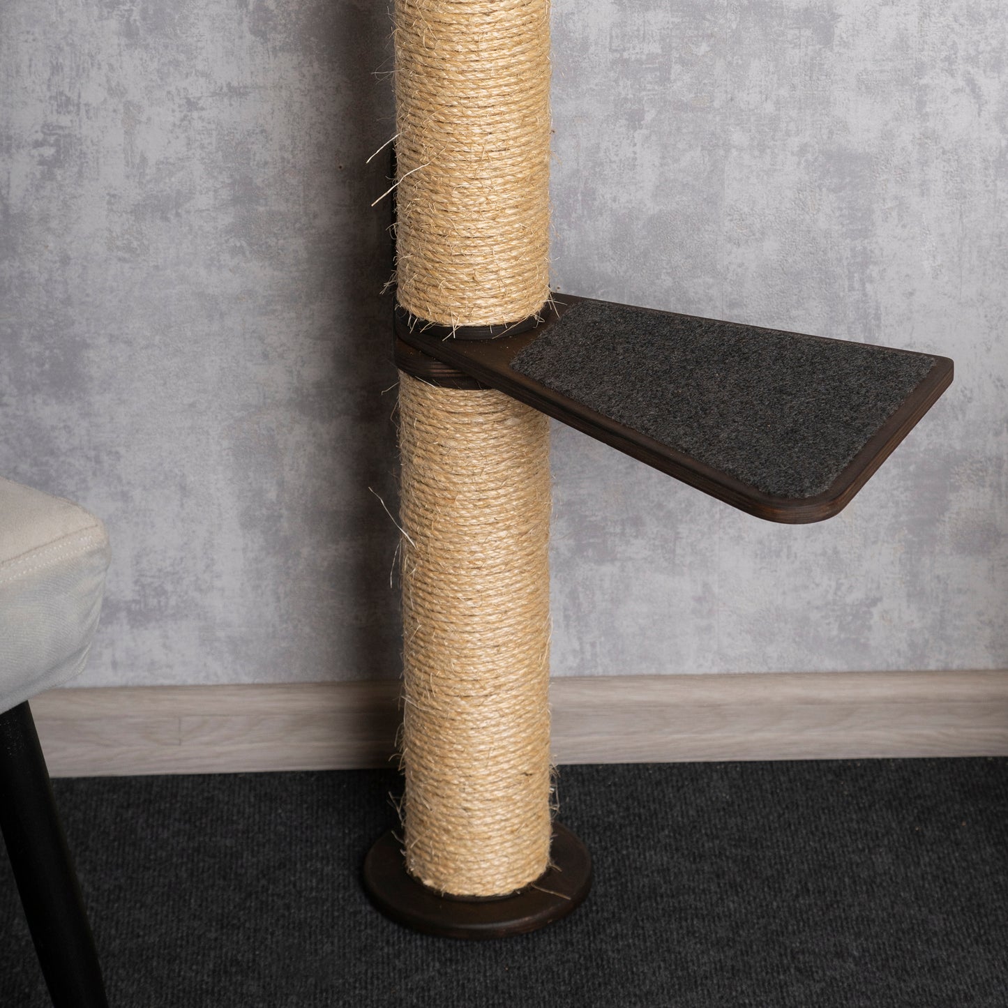 Stylish Cat Tree with Adjustable Shelves - Perfect for Playtime and Relaxation