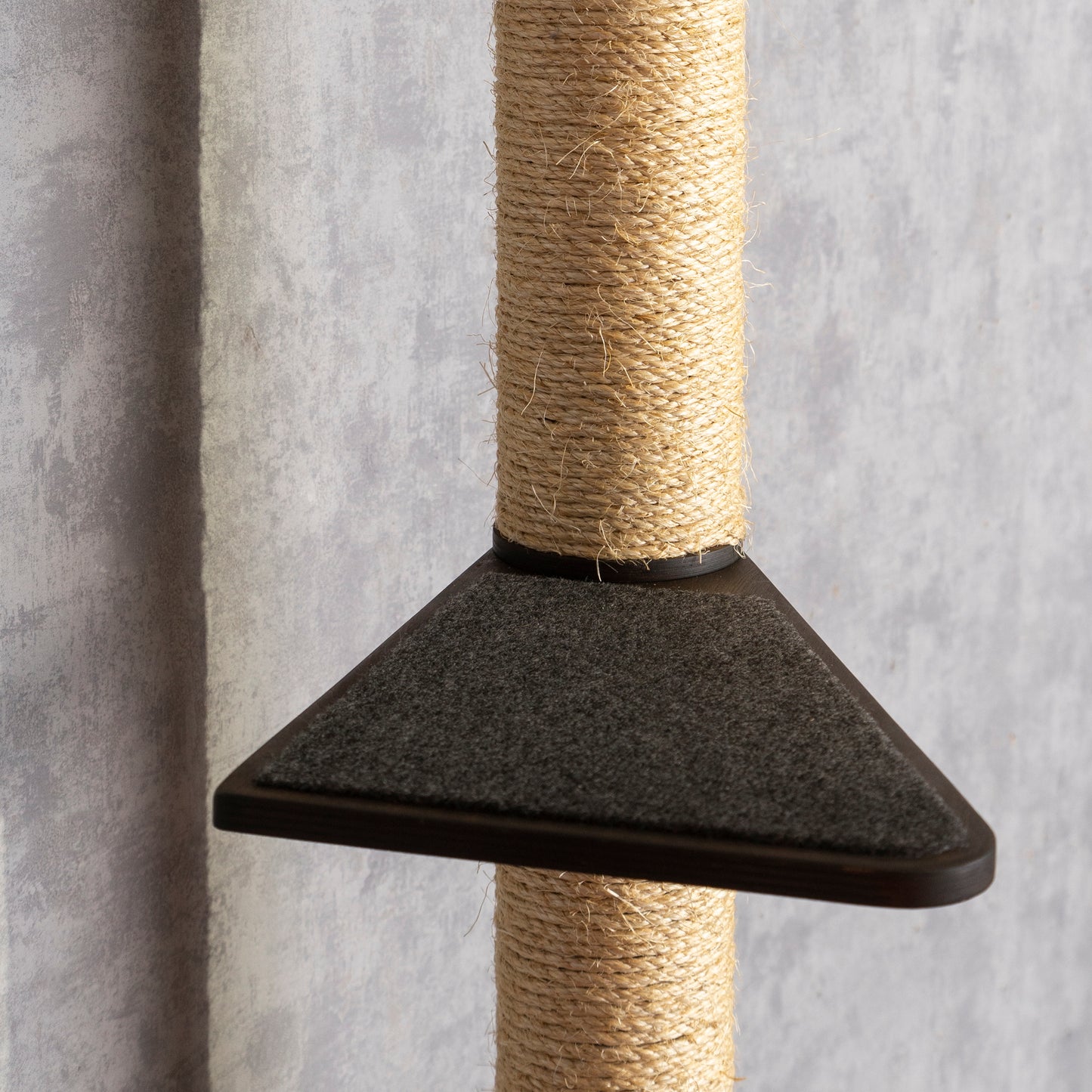 Stylish Cat Tree with Adjustable Shelves - Perfect for Playtime and Relaxation